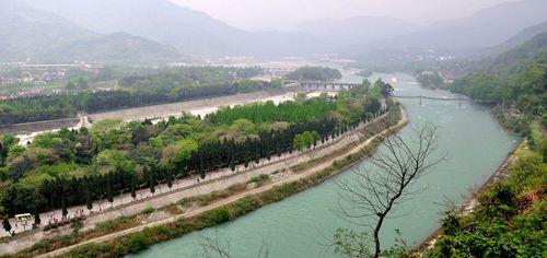 都江堰將岷江分為內江（左）外江（右）