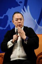 張鐵林與如意寶白瑪奧色法王在論壇上演講