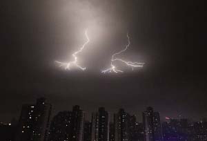 南京夜空頻現“彩色閃電”