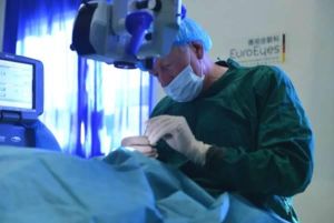 醫生正在手術中