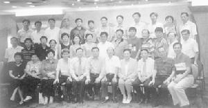 （圖）1988年,陳仲升(前排左六)在香港與廈門一中副校長林安懷(前排右五)率領的廈門一中高三年段教師香港訪問團在一起