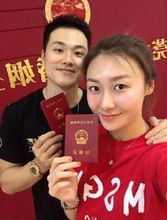 孟鐸在微博曬出與女朋友劉格婷手拿結婚證的照片