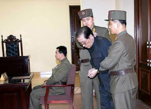 朝鮮12日舉行特別軍事審判，判處朝鮮國防委員會副委員長張成澤（右二）死刑，並立即執行。圖為張成澤出庭受審。