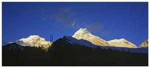 從Syela攝雅迪楚里（左）和馬納斯魯峰