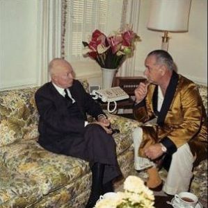 1966年，時任美國總統詹森向前總統艾森豪諮詢越戰的問題。