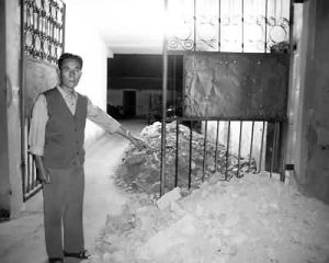 《工廠的大門》