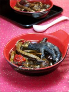 茶樹菇紅棗煲烏雞 茶樹菇紅棗煲烏雞