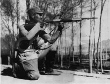 張學良的衛隊在試射該槍