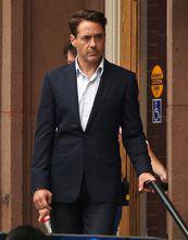 小羅伯特唐尼西裝革履