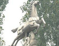 “天馬奔騰”的不鏽鋼雕塑