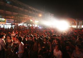 人聲鼎沸 人聲鼎沸