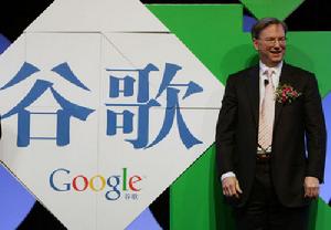 2006年4月12日，Google公司執行長埃里克·施密特博士在展示自己完成的“谷歌”拼圖。當日，Google公司在北京發布其全球中文名稱“谷歌”。(資料圖)