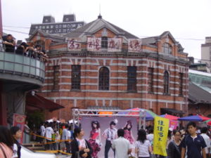 （圖）西門紅樓。前方廣場常常舉行簽唱活動
