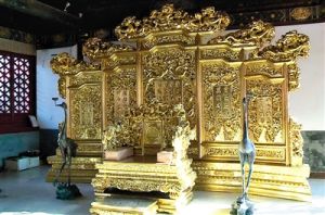 一處被用作餐廳的古建築內擺放著一張“龍椅”，這張“龍椅”是按照故宮裡的龍椅等比例製作的。