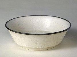 宋定窯白釉刻花折腰碗 宋定窯白釉刻花折腰碗