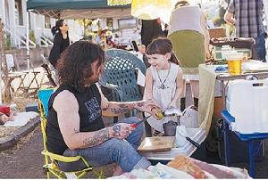 麥可·富蘭克林和自己的小女兒在“檸檬水起義”現場