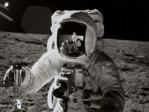 1969年11月，“阿波羅12號”兩位太空人皮特 康拉德(Pete Conrad)和艾倫賓(Alan Bean)雙雙踏上月球地表面。