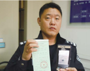 民警展示真假違停通知單。