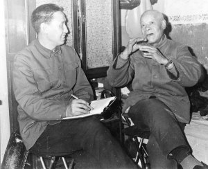 圖為郭少田在講述評劇板胡伴奏經驗(圖右)