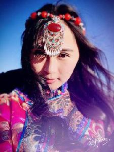 達斡爾少女 達斡爾少女