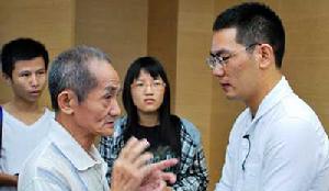 熱心觀眾（左）在《紋身》紀錄片首映結束後與穆肅（右）進行交流。