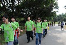深圳市寶安區健步運動協會的志願者在蓮花山