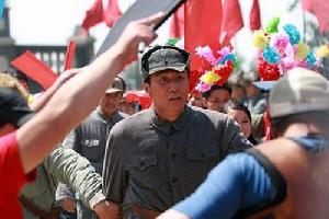 醉酒老兵沖向主席