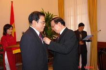 阮怡年外長為齊大使佩戴“友誼勳章”