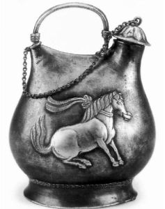 舞馬銜杯仿皮囊式銀壺 舞馬銜杯仿皮囊式銀壺