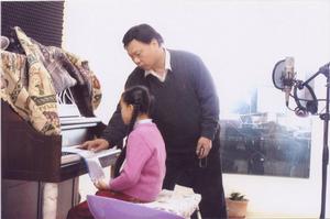 《會說話的風箏》作曲陳滌非老師陪演唱者陳可瑩在練歌