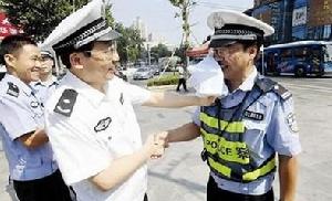 烈日下交警排隊半小時等政委來擦汗