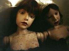 妹妹背著洋娃娃