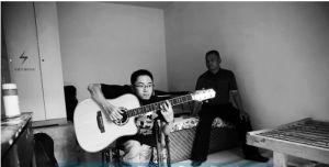 曾在學校組建過樂隊的李帥，吉他彈得很棒