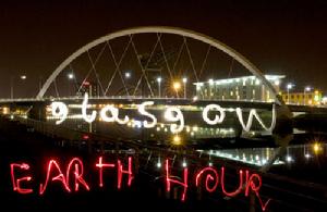 蘇格蘭格拉斯哥參加“地球一小時”熄燈後，民眾在一座大橋前用光跡寫出“格拉斯哥地球一小時”的字樣。