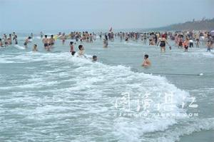 雨霧浸沒長灘朦朧，只是一片海浪浪。
