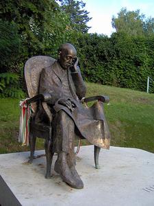 帕爾&middot;泰萊基幾年銅像