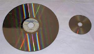 第一張視頻光碟——LD光碟。圖中大的是LD糟，小的是普通5寸光碟