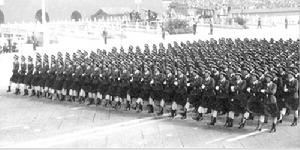 步伐整齊的女兵方隊首次出現在國慶閱兵式上