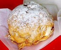 泡芙，白色的粉末是糖粉