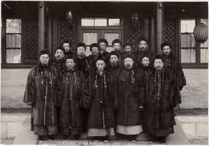 清廷高級官員合影,前排左三為奕劻