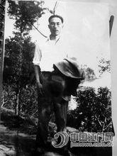 梁思永鄉間考古時的相片