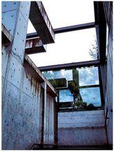 內部(局部):混凝土、玻璃與鋼