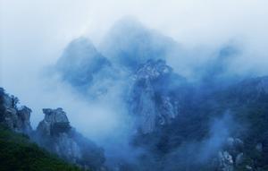 鄭順安攝影作品《五龍煙雨圖》