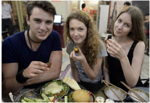 俄羅斯模特開心地吃著自己製作的風味月餅拼盤