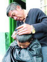 黃長久老師在給學生理髮