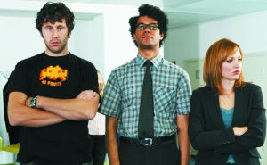 “電腦盲”女主管Jen（右）、宅男Roy（左）和Moss（中）上演了辦公室的一出出喜劇