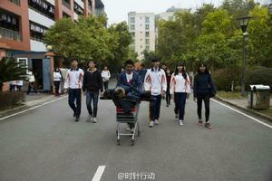 重新穿上一中校服，走在一中校道