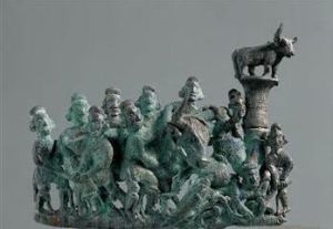 剽牛祭祀銅扣飾