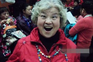 團員在模仿龔琳娜的鬥雞眼