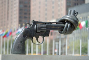 這座青銅雕塑叫“非暴力”，是一把0.45英寸口徑左輪手槍的放大複製品，槍口被打成一個結，由瑞典藝術家卡爾·弗雷德里克·雷烏特斯韋德創作，盧森堡贈送，位於面朝一大道交45街處的大會大樓外側。